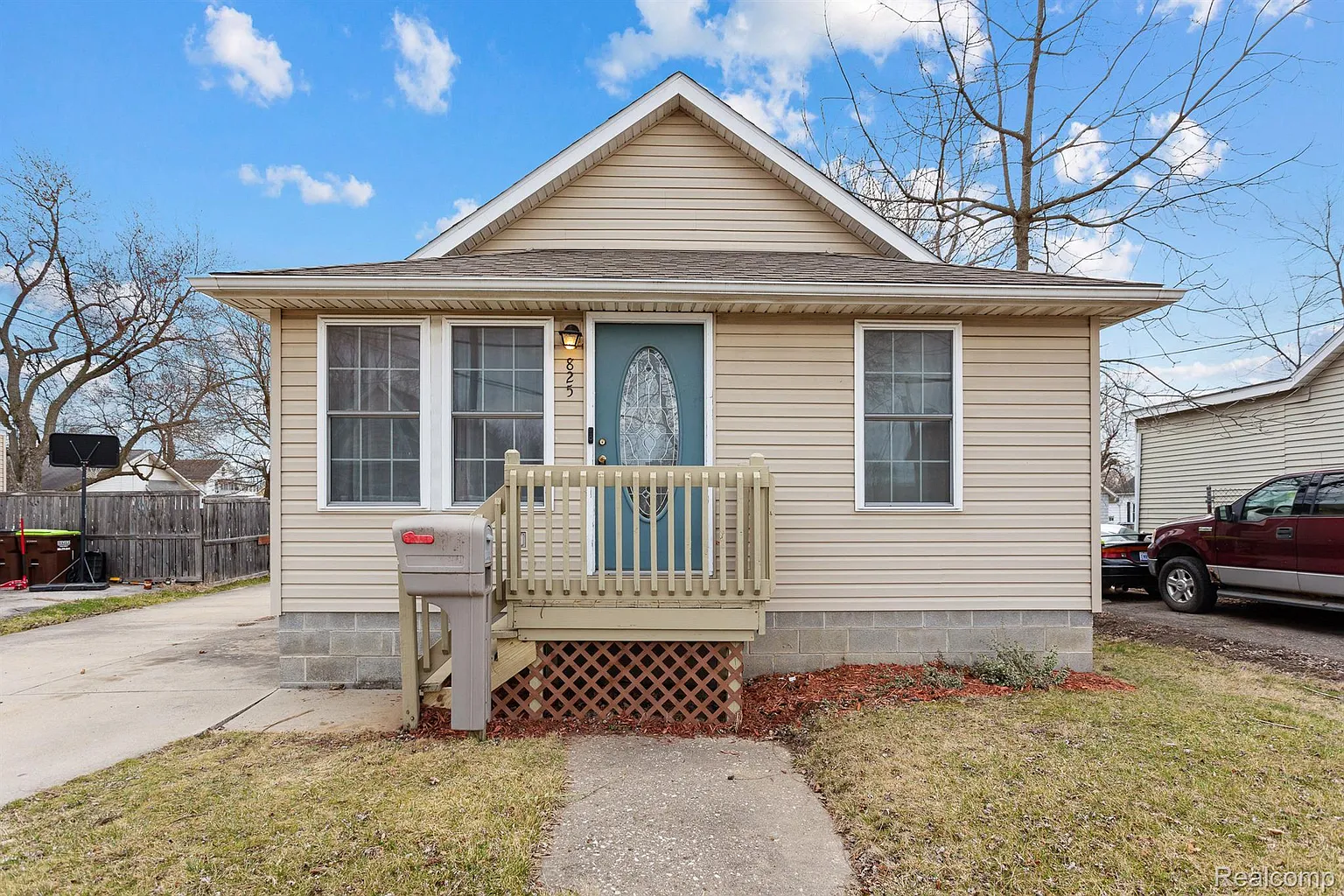 825 Bacon St photo 1