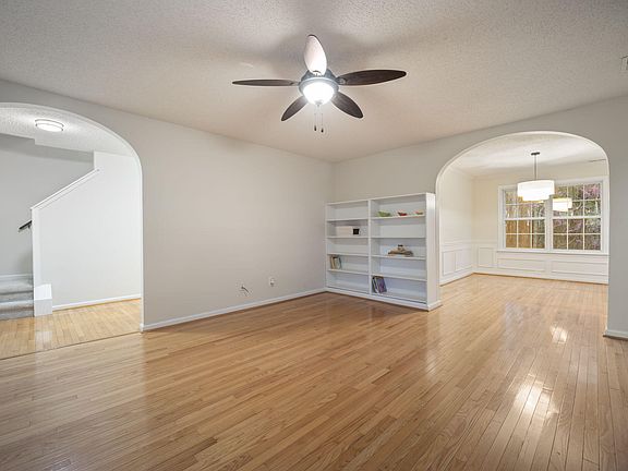 3rd image of 900 Spring Meadow Dr