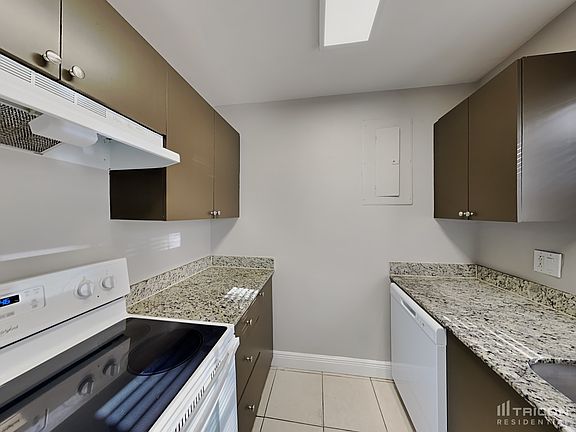 4th image of 827 E Palm Run Dr