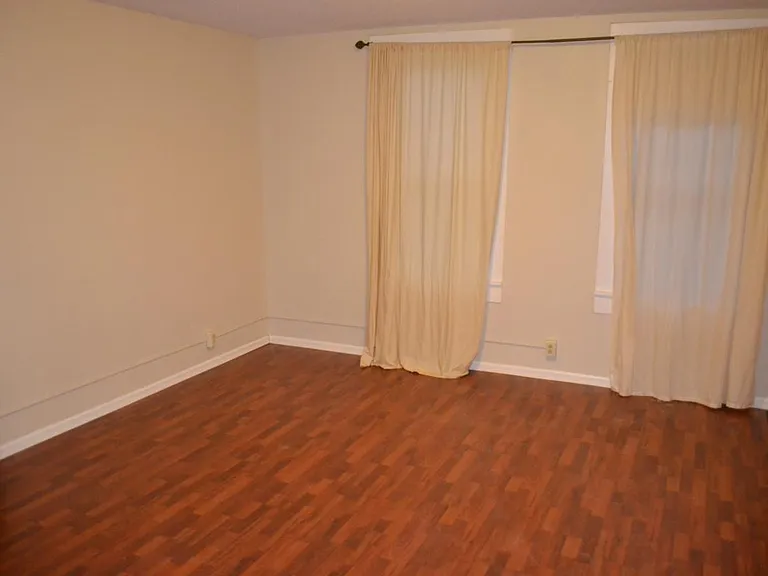 305 Emming St — Photo 21