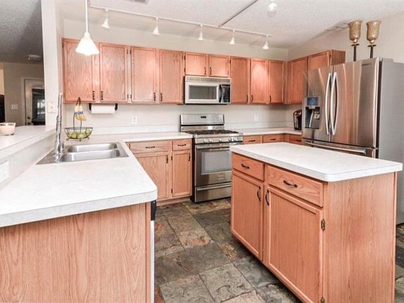 2nd image of 2201 Crown View Dr