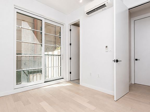 4th image of 980 Kent Ave #2