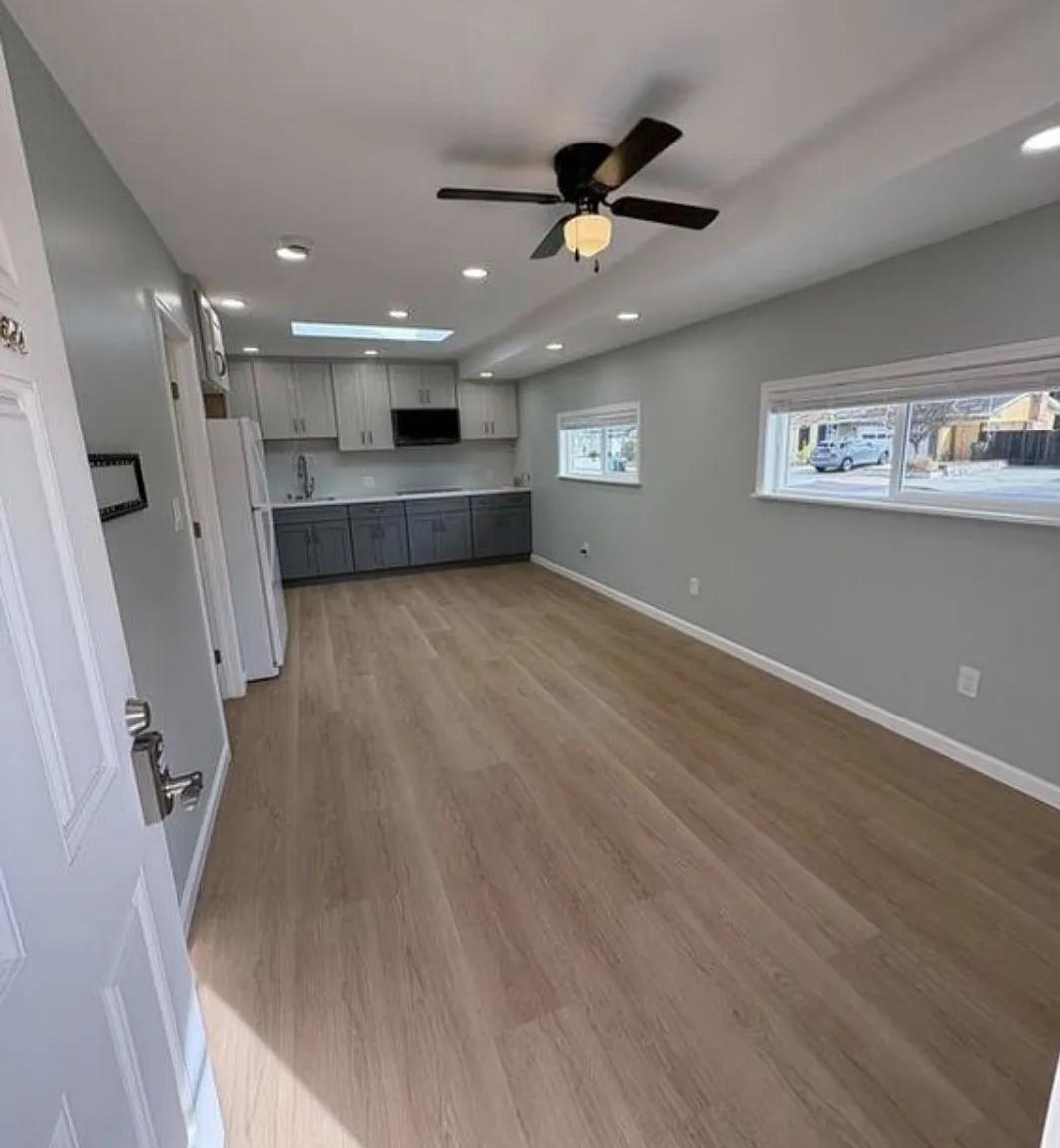 1 bed, 520 sqft, $2,420 — Photo 3