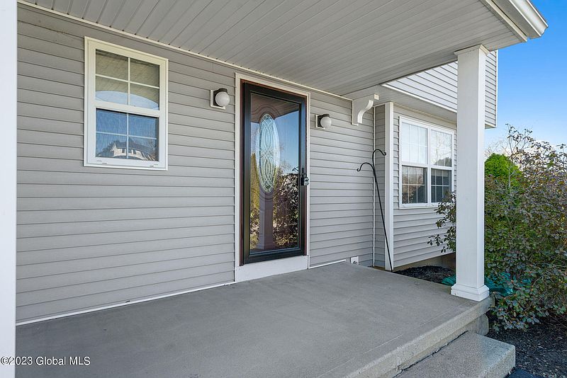 2nd image of 122 Horizon Boulevard