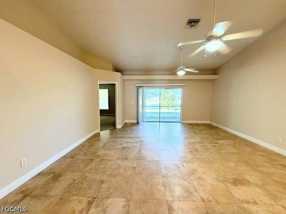 3 bed, 2.0 bath, 1430 sqft, $1,600 — Photo 4