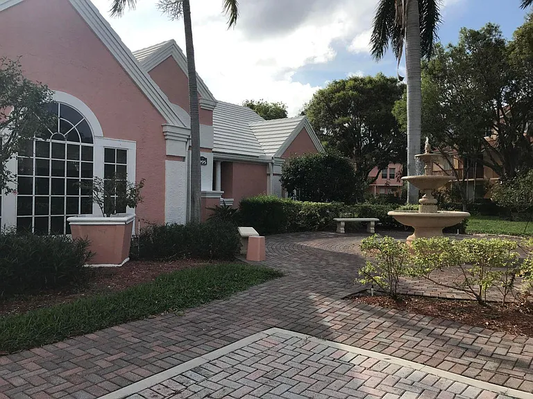 1385 Crystal Way #M — Photo 25