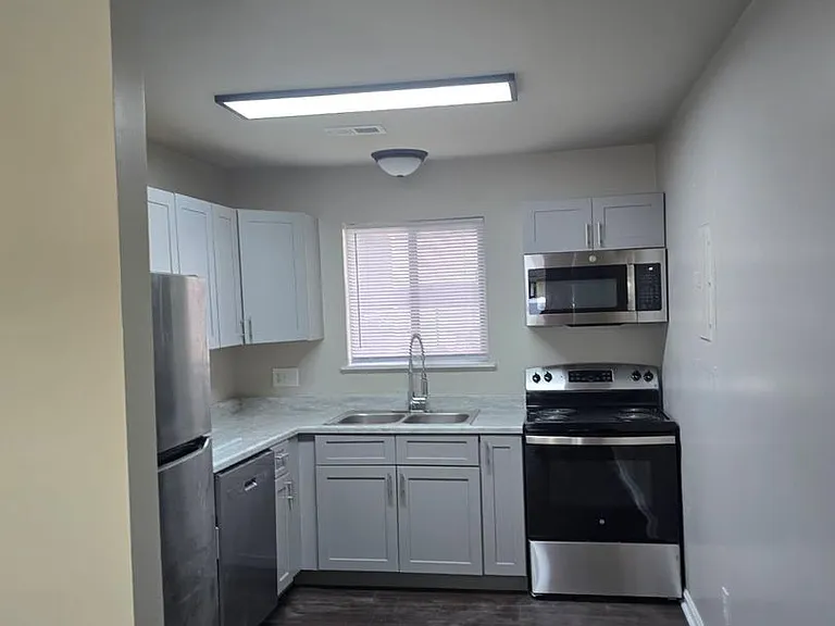 401 Hilltop Dr — Photo 13