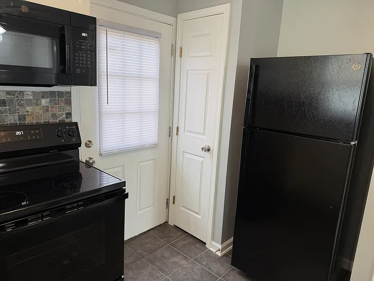 2137 Timoleon St — Photo 8