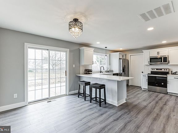 5th image of 16 Aberdale Ln