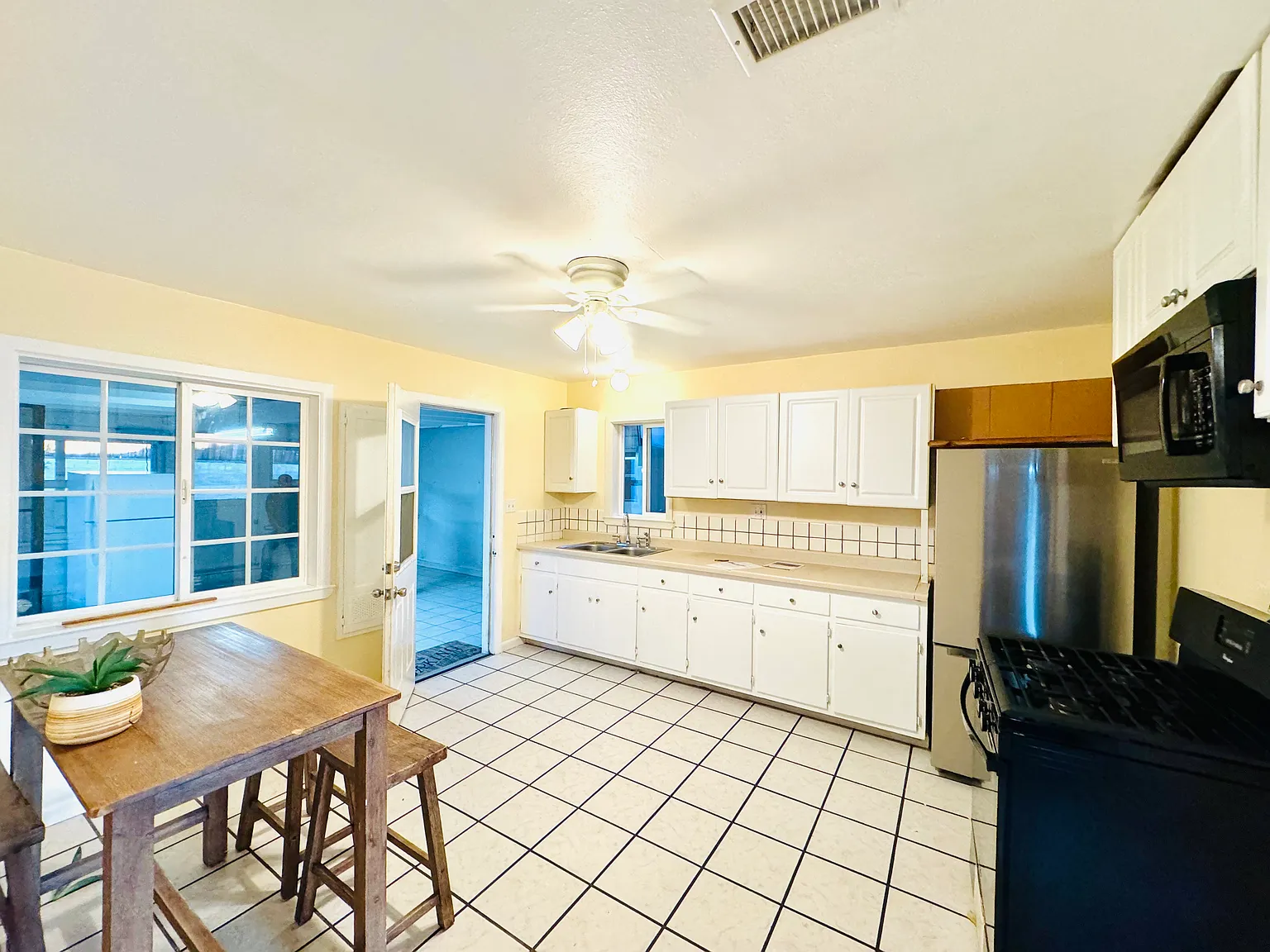 3203 Winlow St — Photo 4