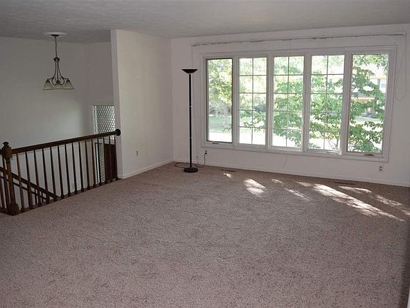 3rd image of 22 Tamela Ct