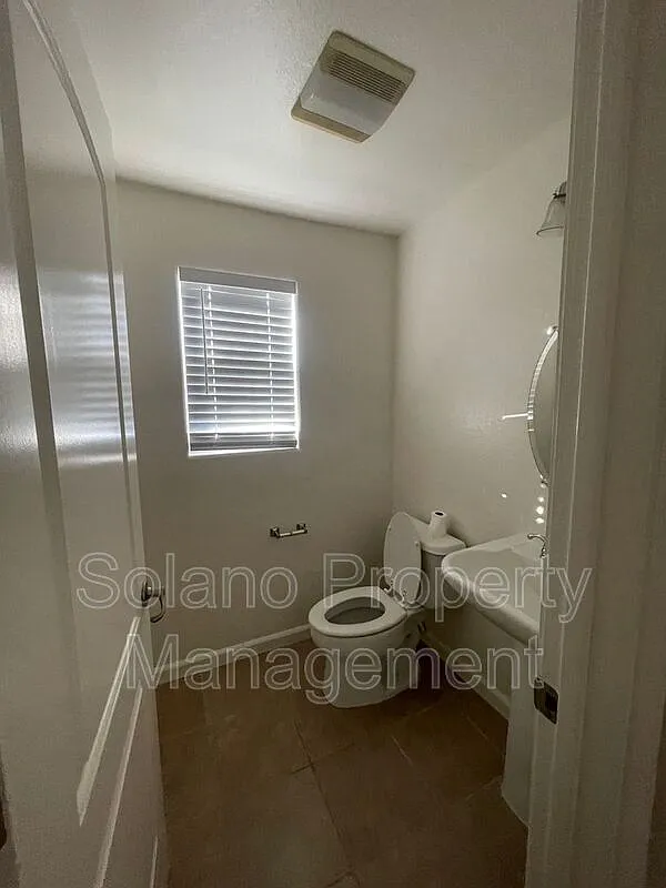 3 bed, 2.5 bath, 2026 sqft, $3,300 — Photo 4