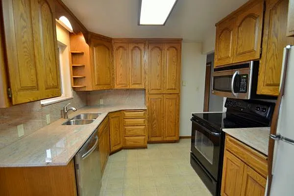 4 bed, 2120 sqft, $3,400 — Photo 3