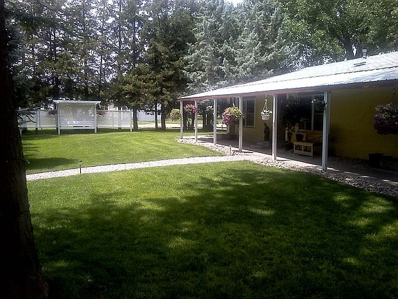 South side of motel rooms 