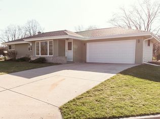 141 Riverside Dr, Pewaukee, WI 53072