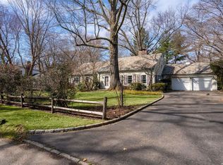 7 Farmview Rd, Port Washington, NY 11050