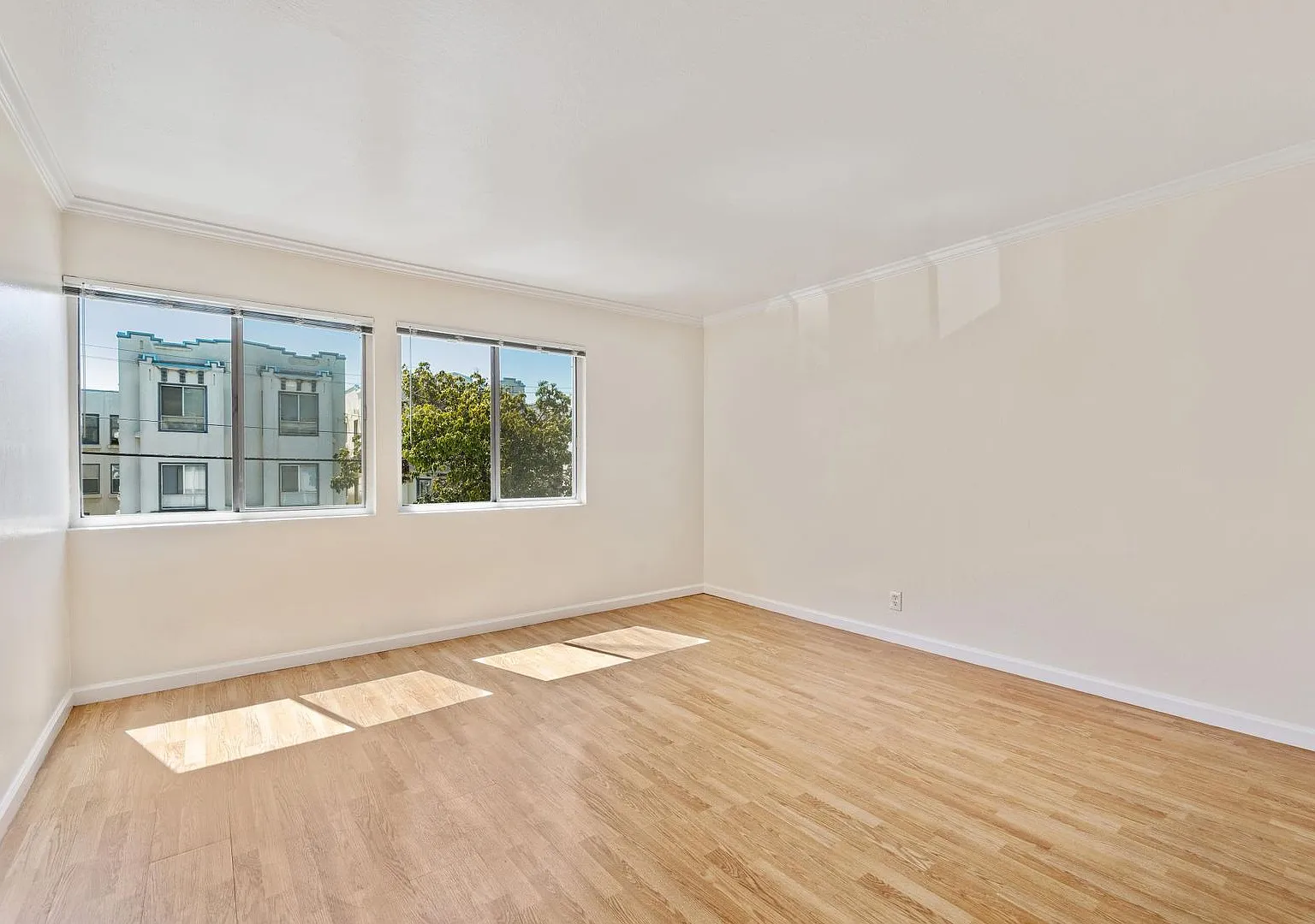 16p006 - 1435 3rd Ave — Photo 3