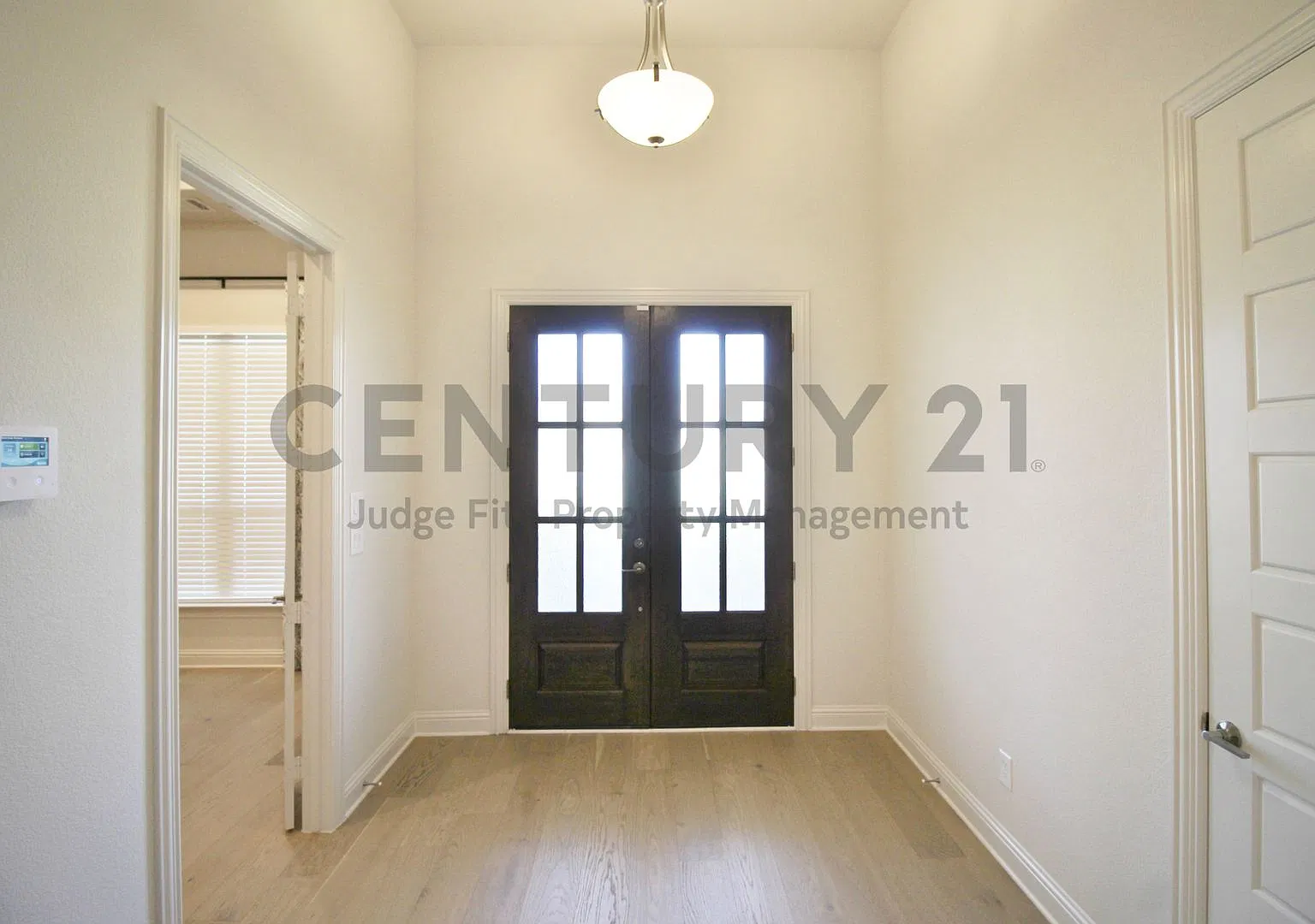Luxury, Custom Built 4/3/3 Situated on 1+ Acre in Waxahachie For Lease! — Photo 2