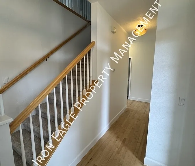 2481 E Lenox Ct — Photo 2