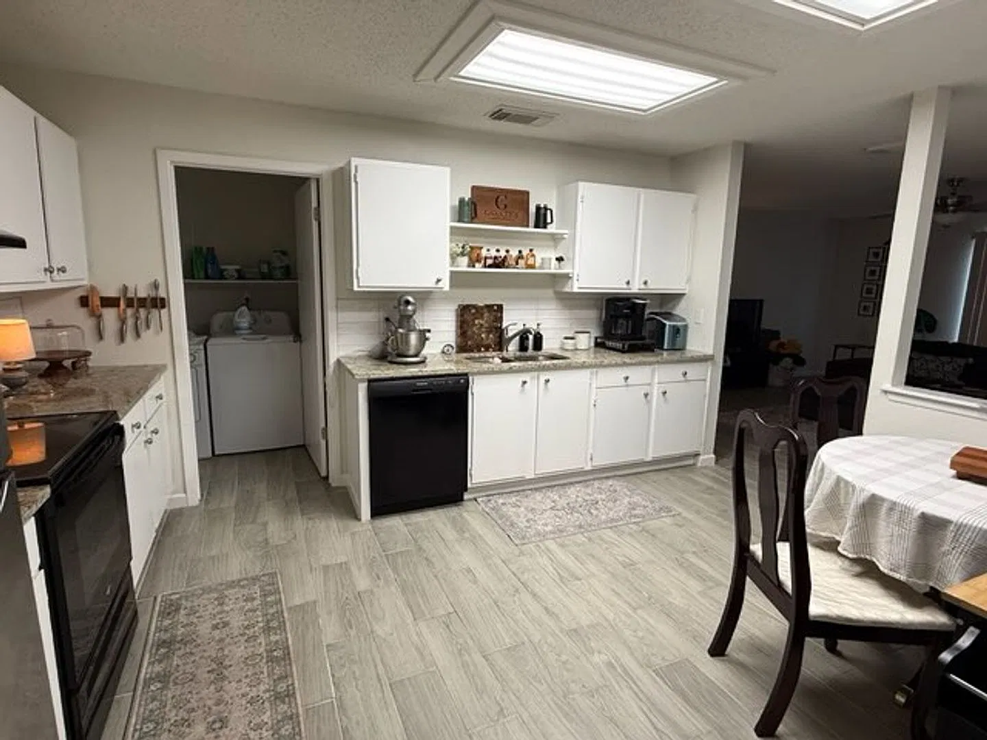 Beautiful 3/2 single story home w/tile flooring throughout! — Photo 4