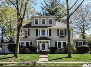 126 Salsbury Ave, Garden City, NY 11530