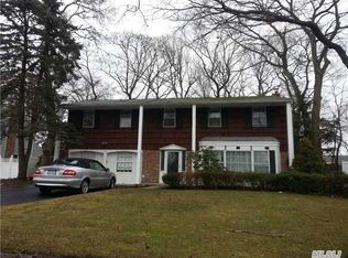 11 Cherokee Ln, Commack, NY 11725
