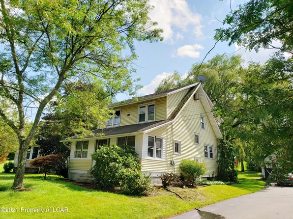 2557 Lower Demunds Rd, Dallas, PA 18612