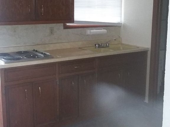 3rd image of 915 W 12th St