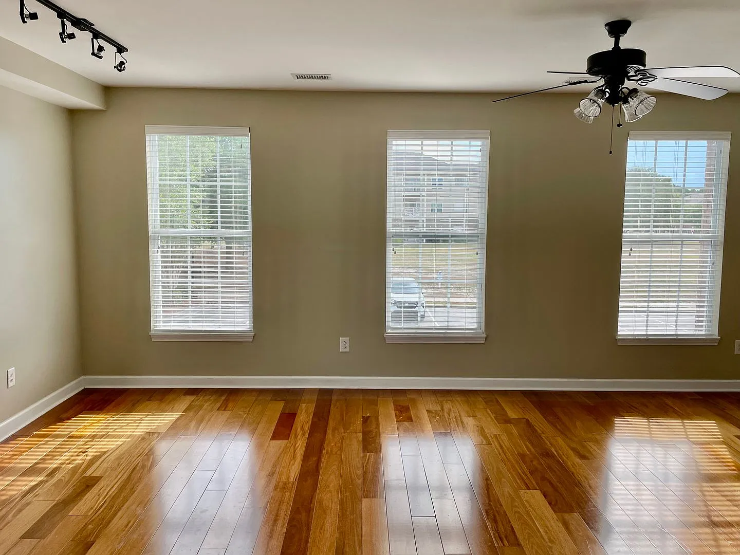 3 Bedroom 2.5 Bathroom Condo in Sunset Beach — Photo 3