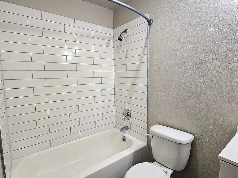 Paramount Square Apartments — Photo 6