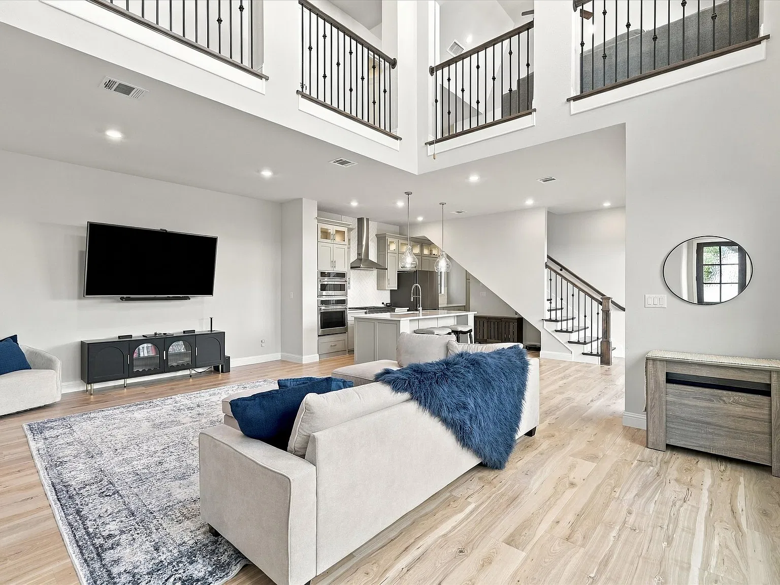 4 bed, 3.5 bath, 2658 sqft, $4,200 — Photo 4