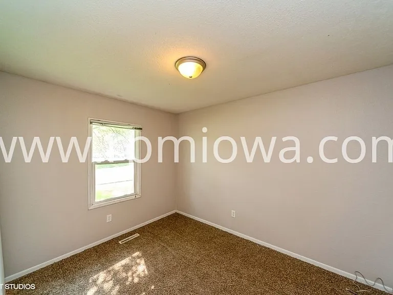 300 5th Ave NW — Photo 11