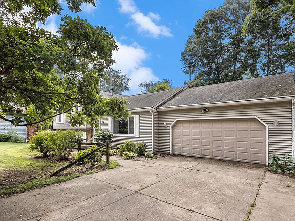 2nd image of 118 Winding Wood Way