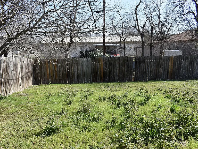 907 Crymes Ln — Photo 18
