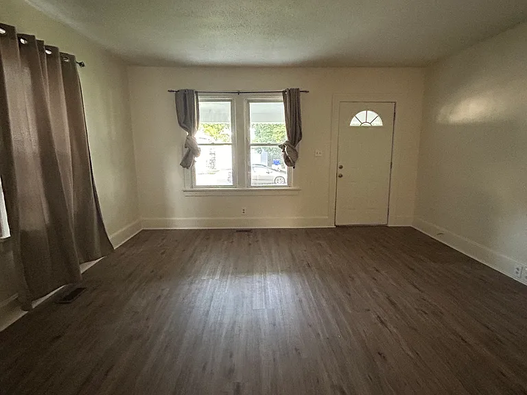 439 S G St — Photo 6