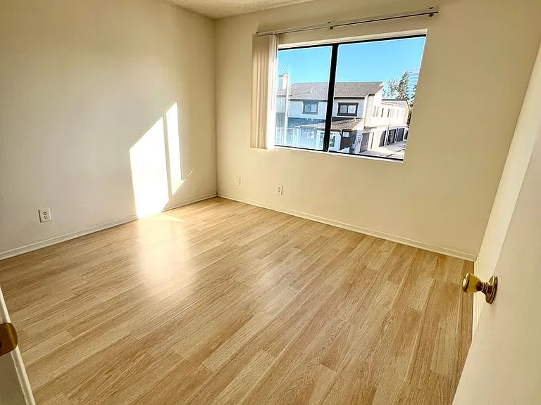 7921 Moonshadow Cir — Photo 10