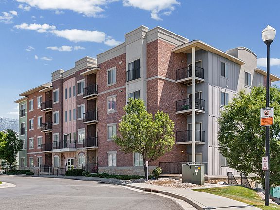 2nd image of 194 W Albion Village Way #105