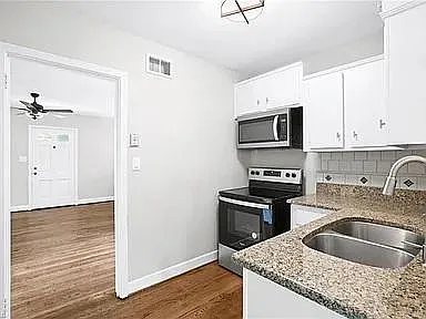 1409 Chelsea St — Photo 5
