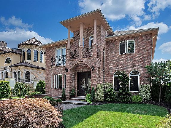 3rd image of 324 Parsons Blvd