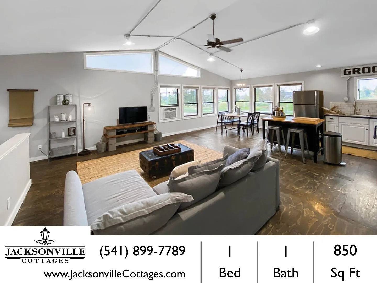 Portland Loft: Fully Furnished Loft Living with views of the golf course $300 Utility Fee — Photo 2