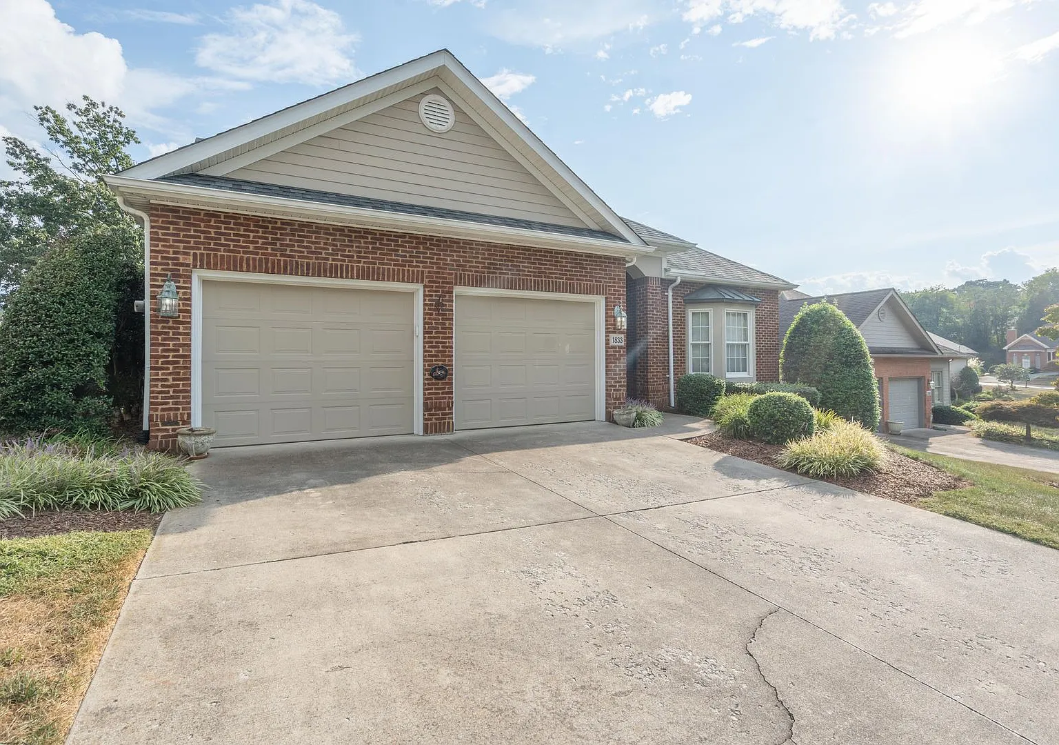 Beautiful 3-Bedroom, 3-Bath Home with Lake View — Photo 2