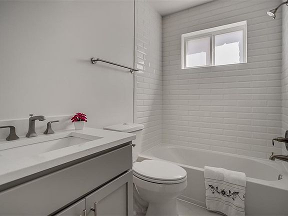 3rd image of 5005 San Jacinto St APT 204