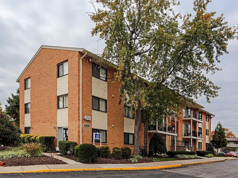 Laurel Park & Laurelton Court — Photo 9