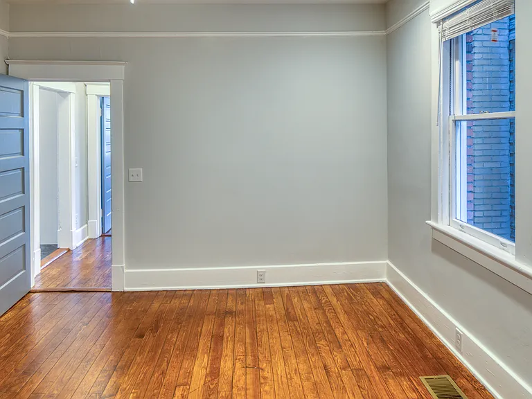 228 W 38th St — Photo 11