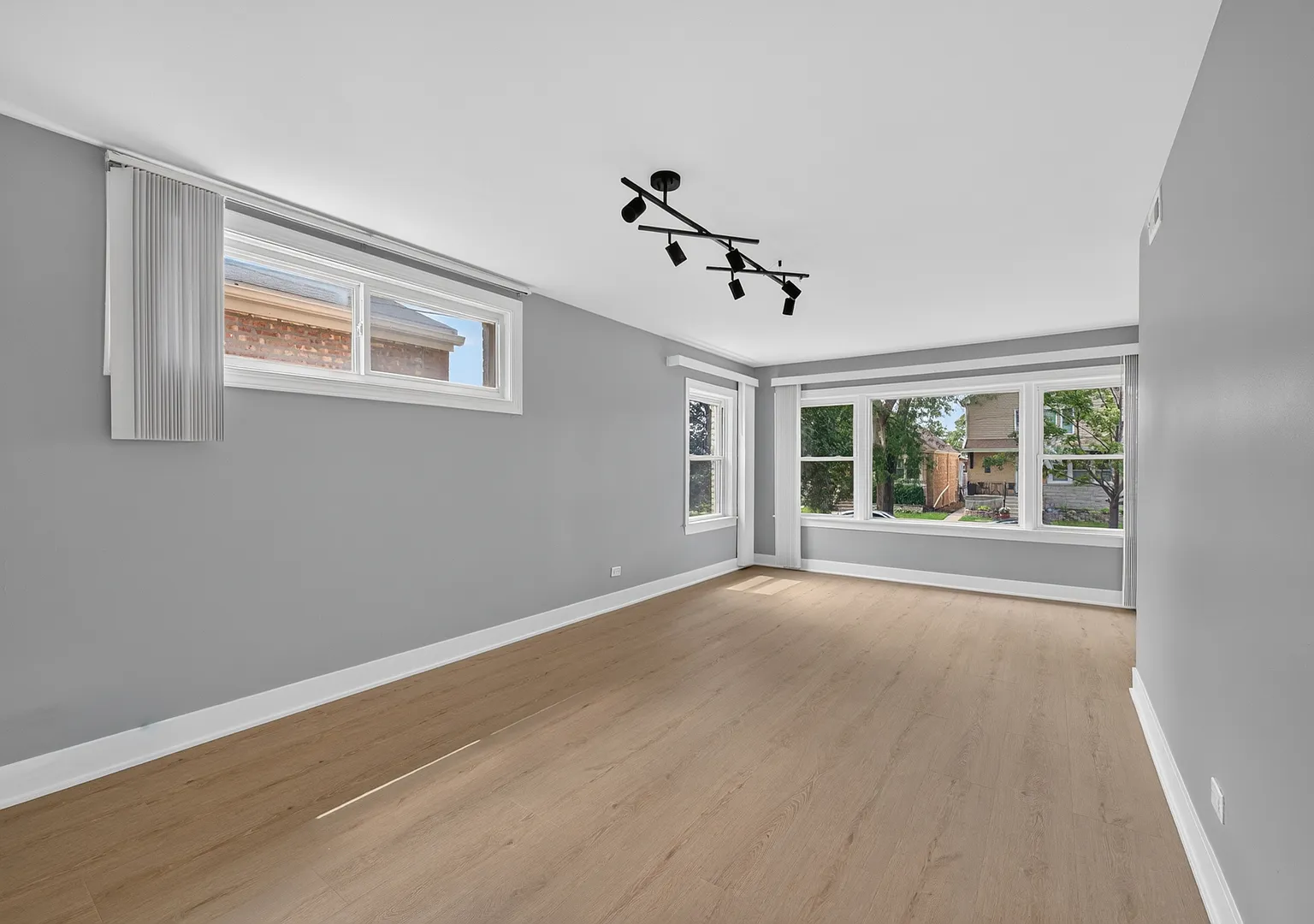3 bed, 1000 sqft, $2,100 — Photo 2