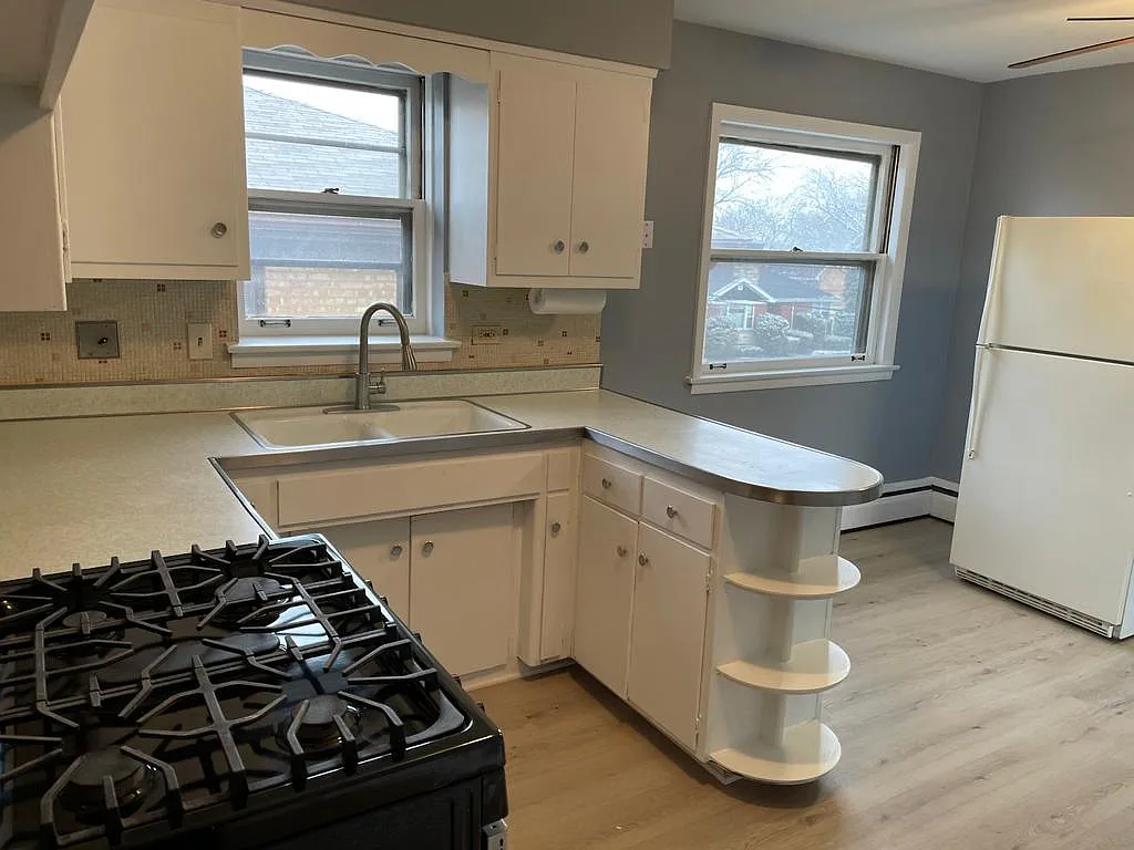 Kitchen - 9207 S Pulaski Rd #2