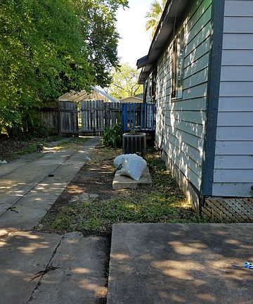 3rd image of 807 Saldana St