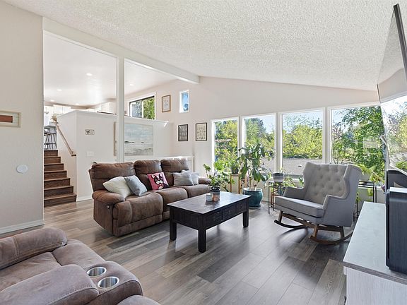 5th image of 810 SE Sunnymead Way