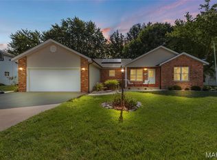 719 Stonecreek Dr, Staunton, IL 62088