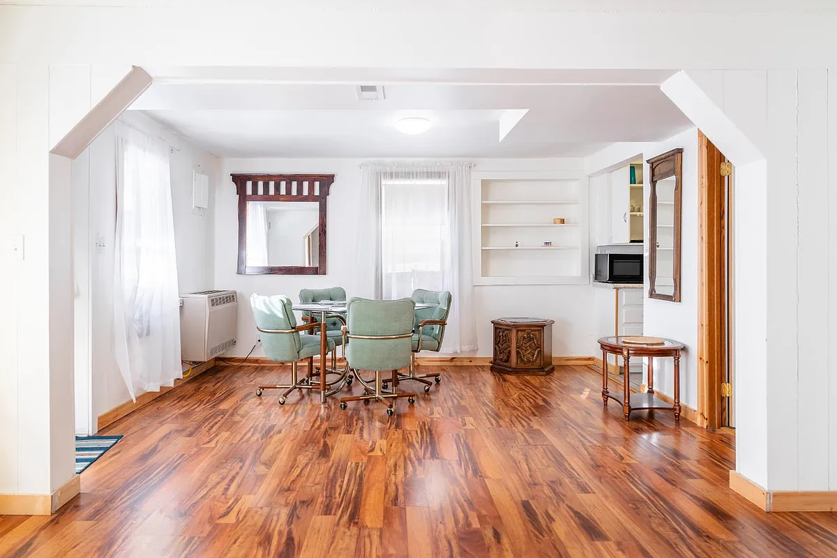 Unit Photo - 605 W Summit St